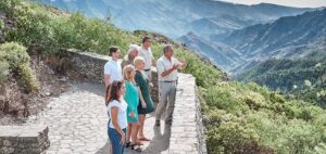 Über diese VIP Tour nach La Gomera Entdecken Sie den Luxus, eine zauberhafte Insel wie La Gomera an Bord eines der Vans von Tamarán zu entdecken, geräumig und ganz dafür ausgestattet, Ihnen ein unvergessliches Erlebnis zu bescheren. Lassen Sie sich von unserem Team alles Wissenswerte über die besuchten Orte erzählen und versinken Sie in die Schönheit einer Insel, die Christoph Kolumbus als Zwischenstopp auf seiner Entdeckungsreise nach Amerika diente. Die gomerische Pfeifsprache, Weltkulturerbe Dieser Ausflug von Teneriffa nach La Gomera führt direkt von Ihrer Unterkunft oder einem nahegelegenen Treffpunkt zu den Orten, die diese Insel so besonders machen, eine Insel, auf der sich noch immer eine Sprache erhalten hat, die zum Weltkulturerbe erklärt wurde: die gomerische Pfeifsprache. Wenn Sie mehr darüber erfahren möchten, dann lassen Sie sich nicht die Erklärungen des Teams von Tamarán entgehen, die Ihre VIP-Tour durch La Gomera zu einem Erlebnis machen werden, bei dem Sie sich wie ein Teil dieser geschichtsträchtigen Insel fühlen. Beginnen Sie den Tagesausflug von Teneriffa nach La Gomera gleich auf großem Fuß: mit freien Speisen und Getränken, einer leichten Brise und einer herrlichen Aussicht auf den Atlantischen Ozean. Sobald Sie San Sebastián de La Gomera erreichen, genau wie Kolumbus vor über 500 Jahren, beginnen Sie Ihre Inselrundfahrt. La Gomera erwartet Sie mit traumhaften Orten wie dem Aussichtspunkt von Vallehermoso, dem Nationalpark Garajonay mit seinen Lorbeerhainen oder dem Aussichtspunkt von Abrante. Gegen Ende des Tages machen Sie sich wieder auf den Rückweg, und können dabei lächelnd die Erlebnisse dieser gemütlichen Tour Revue passieren lassen, von der Sie neues Wissen über Geschichte, Kultur und Natur sowie unzählige Fotos von einer der charismatischsten Inseln des Atlantischen Ozeans mit nach Hause nehmen werden. Komplette Reiseroute der VIP Tour nach La Gomera Die Route ist für beide Treffpunkte dieselbe; wenn die Tour in Puerto de la Cruz beginnt, ist der erste Halt Playa de las Américas, von wo die Fähre genommen wird. Die Tour endet auch wieder in Puerto de la Cruz. Treffpunkte in Playa de las Américas oder in Puerto de la Cruz | Anleger in Los Cristianos | San Sebastián | Igualero | Chipude | Aussichtspunkt von Vallehermoso | Laguna Grande | Restaurant | Aussichtspunkt von Abrante | Agulo | Hermigua | Aussichtspunkt von Hermigua | Aloe Vera-Farm | San Sebastián | Playa de las Américas
