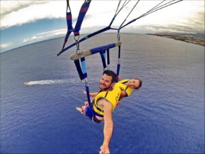 Parasailing Schweben Sie über unberührte Gewässer Teneriffas