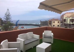 Von der Wohnung aus genießen Sie einen schönen Blick auf die Stadt und das Meer.