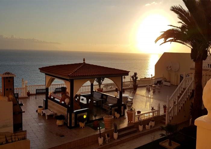 Große, ruhige Ferienwohnung mit herrlichem Meerblick in Puerto Santiago, 2 SZ, 2 Bäder, Balkon, WLAN, Pool – ruhig & zentral gelegen. Ideal für 4 Personen!