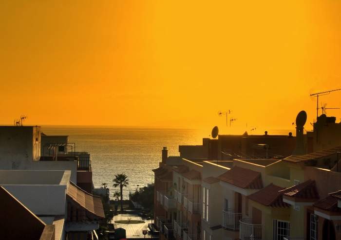 Große, strandnahe Ferienwohnung mit sonniger Innenhofterrasse in Playa San Juan